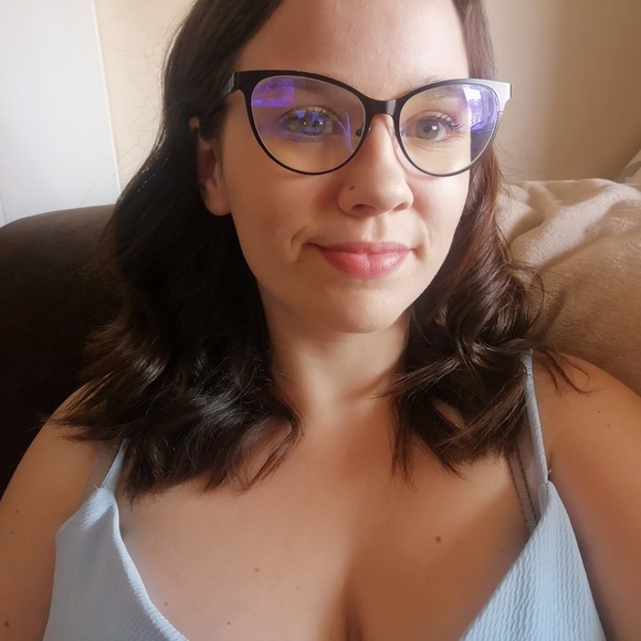 Meet your Posher, Quinn - Picture 1 of 1